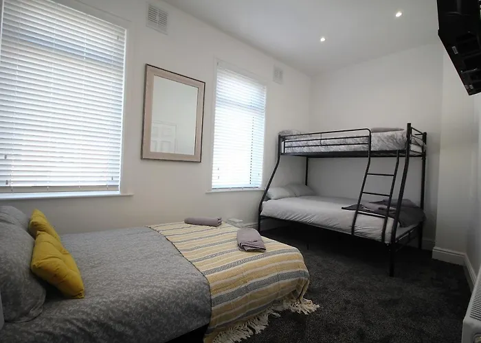 Tower View House - 4 Bedroom - Newly Refurbished - 2 Mins Walk To Beach
