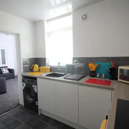 Tower View House - 4 Bedroom - Newly Refurbished - 2 Mins Walk To Beach Blackpool Exterior foto