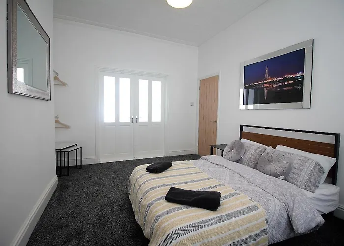 Tower View House - 4 Bedroom - Newly Refurbished - 2 Mins Walk To Beach
