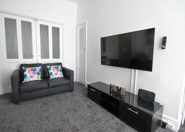 Tower View House - 4 Bedroom - Newly Refurbished - 2 Mins Walk To Beach