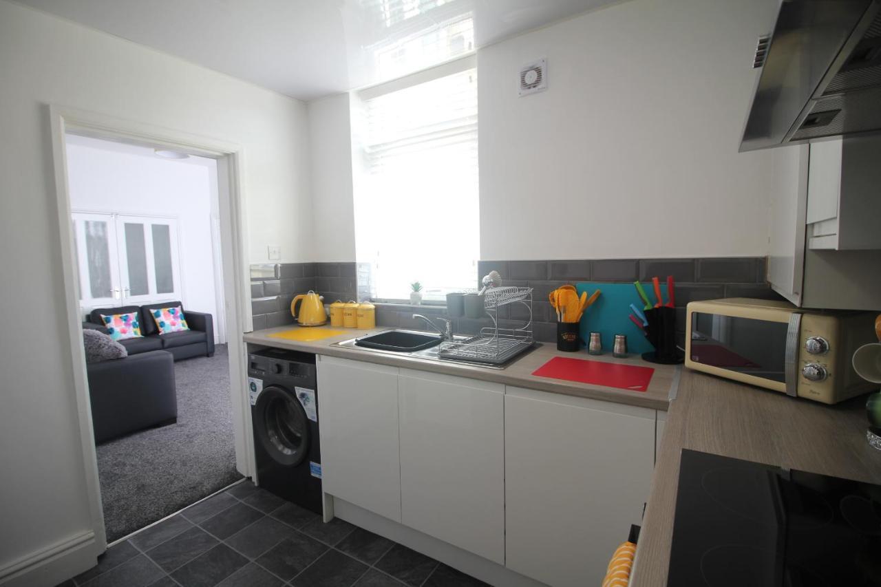 Tower View House - 4 Bedroom - Newly Refurbished - 2 Mins Walk To * Blackpool