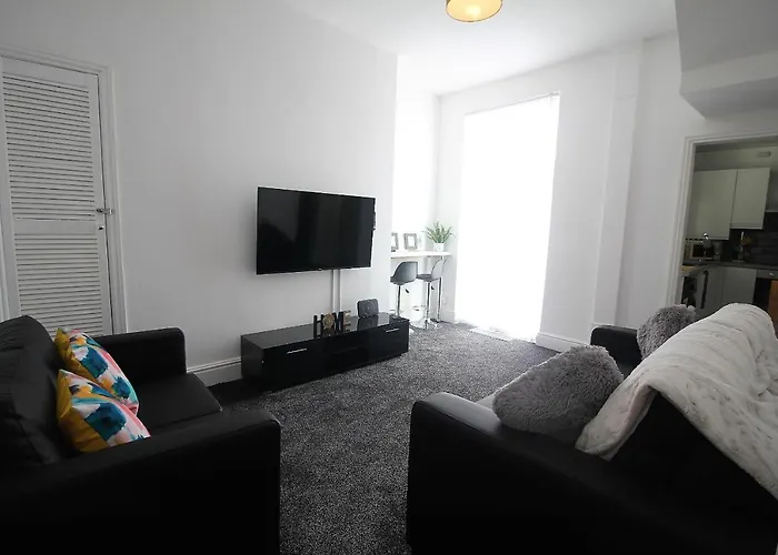 Tower View House - 4 Bedroom - Newly Refurbished - 2 Mins Walk To Beach